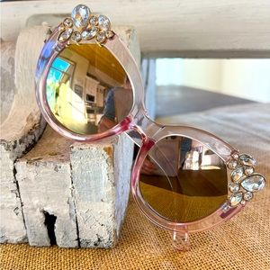 Vintage gorgeous Rhinestone detail. Looks like  a Jimmy Choo frame. Built sturdy